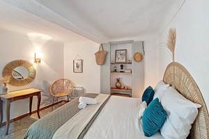 Esprit bohème chic, mêlant matières douces et couleurs inspirantes.
