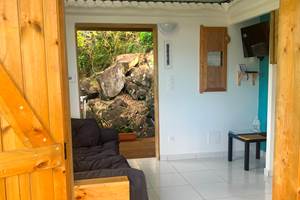 Séjour ouvert sur le jardin et la mer