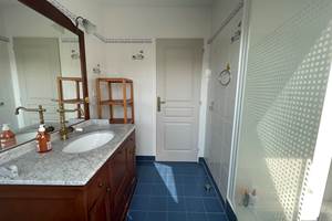 salle de douche étage lumineuse Baden maison de vacances