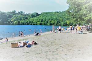 plage aménagée,  baignade surveillée l'été