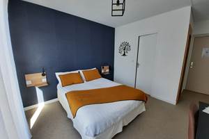 Chambre côté jardin avec balcon. Une ambiance sobre.
