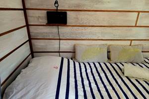 Un lit simple confortable