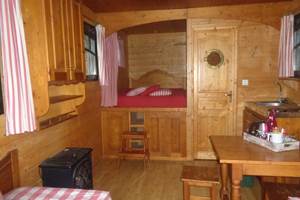 la roulotte campagne et mer : intérieur cooconing, avec chauffage et flammes