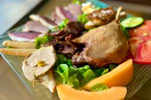 Notre assiette la Tour de Gascogne et sa cuisse de confit de canard