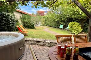 jardin-jacuzzi-maison-vacances-nature-charly-region-lyon