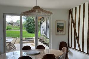 La cuisine s'ouvre sur le jardin, ici en hiver