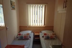 camping-la-perle-creuse-MH-6personnes-Californie-chambre1 lits simples