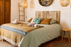 "Chambre Terre d'ombre naturelle-une atmosphère douce et apaisante, entre teintes naturelles, matières chaleureuses et charme provençal"