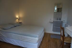 chambre 2 lit double et lavabo