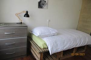 Petite chambre Lit et Commode + rideau café ++