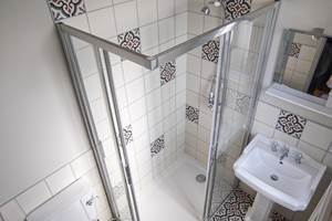 Salle d'eau attenante à la chambre