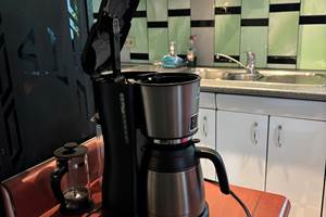 Percolateur et cafetière à poussoir