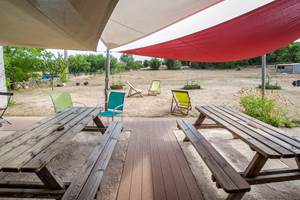 Terrasse avec toiles d'ombrage