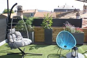 terrasse-ensoleillee-transats-gite-vacances-olonzac