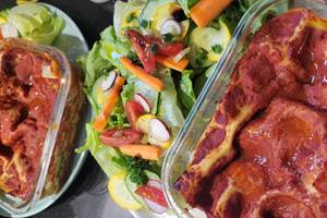 Spécialité culinaire corse : lasagnes au brocciu maison servies à la table d'hôtes du domaine.