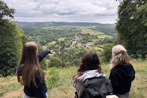 3 filles de dos qui montrent du doigt