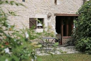 Le gîte Saint-Cirq-LaPopie, marie à la perfection vieilles pierres, bois et authenticité.