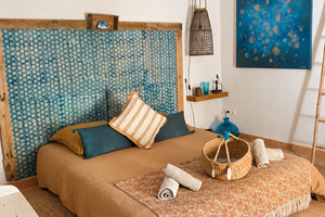 "Chambre Bleu de Céruléum-une atmosphère chaleureuse où matières naturelles, nuances de bleu et créations artistiques se rencontrent"