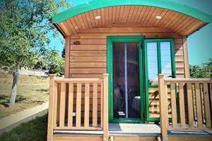 entrée de la roulotte - terrasse attenante