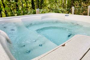Spa privatif chauffé à 38°C vue sur la forêt
