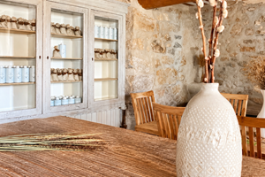 "Une espace de vie pour nos hôtes, entre murs de pierre, bois ancien et charme provençal"