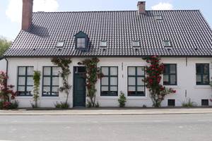 La maison se situe au coeur du village de Winnezeele, à quelques kilomètres de Steenvoorde, Herzeele, ou encore Wormhout