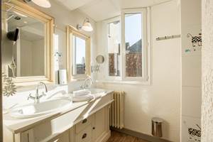 Salle de bain Supérieure Logis Hotel Relais de Vellinus Beaulieu-sur-Dordogne