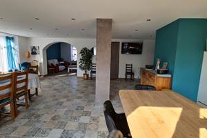Pièce de vie de 50 m² idéale pour les réunions de famille ou entre amis