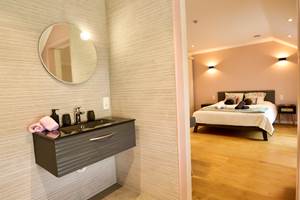 Evier-avec-vue-chambre-Eglatine