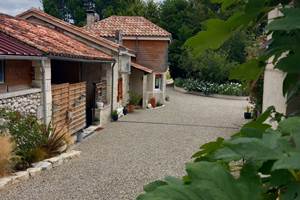 Allée maison pricipale et gites