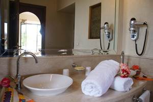 Salle de bain de la Suite Ivoire de la Kasbah Aalma d'Or à Marrakech