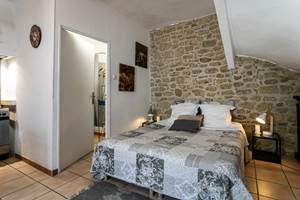 Lit queen size au premier étage