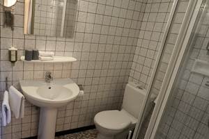 salle de bain "vintage" chambre rayure