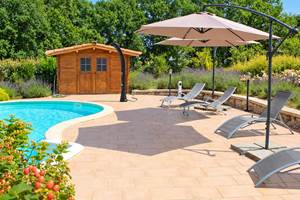 La piscine et la douche solaire