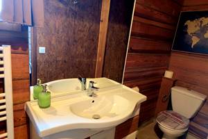 salle de bain avec douche, WC, lavabo