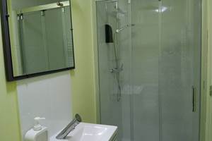 salle d'eau chambre 1 au rez-de-chaussée