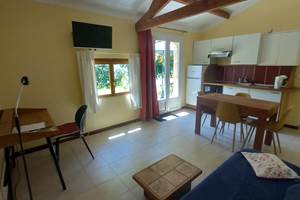 séjour bureau et cuisine