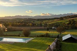 Vue sur la chaine des Pyrénées et la nature