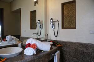 Salle de bain de la chambre Ebene de la Kasbah Aalma d'Or à Marrakech