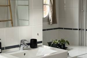 maison-jazey-salle-de-bain-carrelage-blanc