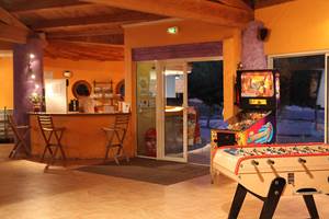 Réception avec espace bar, flipper, babyfoot