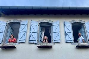 D'heureux clients à la fenêtre de leur chambre