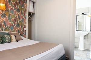 hotel La Villa Rose Marie Saint Brevin océan chambre familiale 4 personnes lit double lit superposé douche petit déjeuner diner restaurant terrasse sous les pins