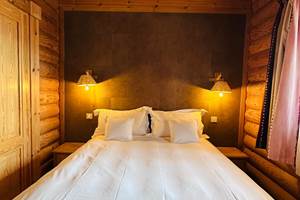 Chambre avec belle literie et salle d'eau privative, vue sur le lac