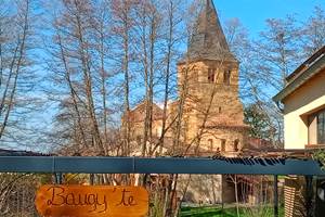 Vue sur l'église clunisienne du village depuis le jardin