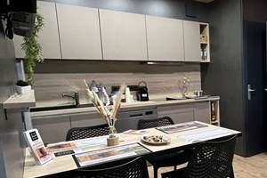 Cuisine équipée du houseboat avec rangements et électroménager, idéale pour séjour autonome sur le canal du Rhône à Sète.