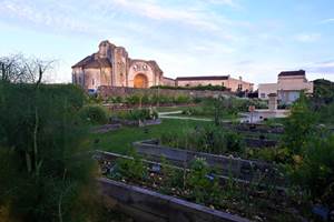 fin de journée d'été sur l'abbaye et son jardin médiéval