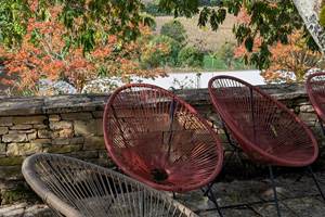 la terrasse avec vue sur la piscine et la campagne
