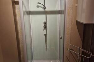 salle de bain avec douche