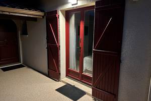 exterieur-chambre-gabriel-eclairage-nocturne-securise-mas-des-anges_portail-entree-independant-code_soussans-margaux_voyageur-etape-pmr-couple-mariage